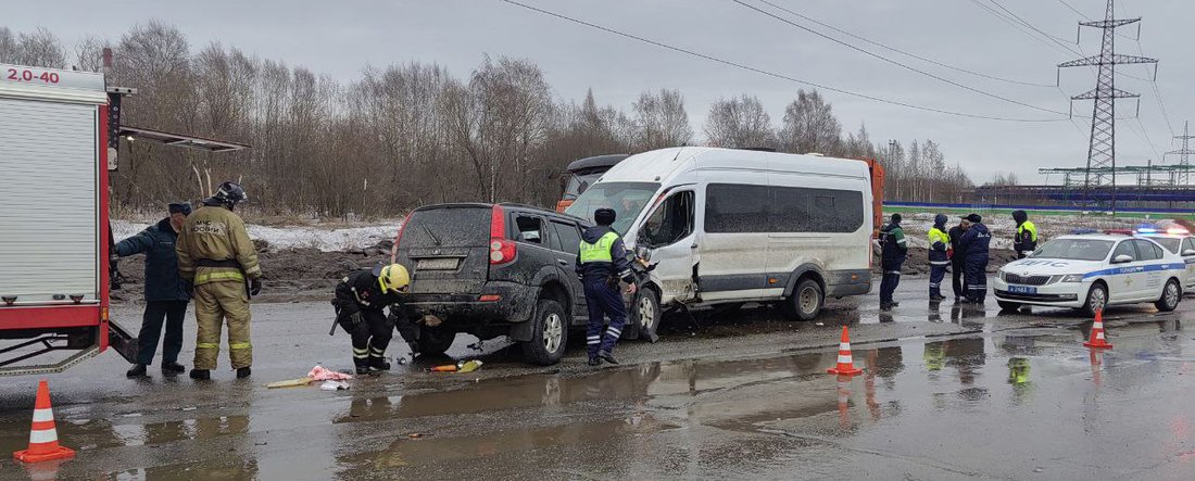 Три человека пострадали в жёсткой лобовой аварии в Череповце