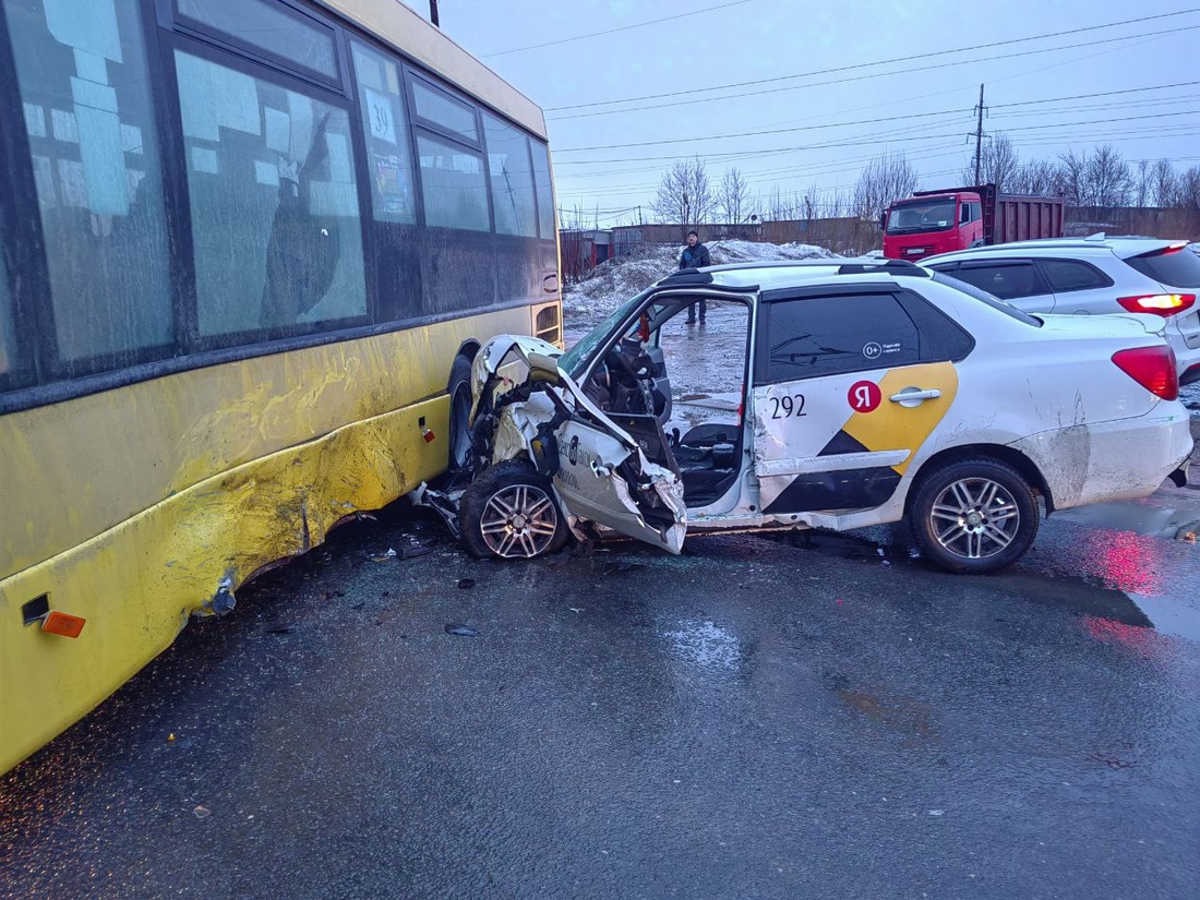 Автобус и такси не поделили дорогу в Череповце: есть пострадавшие