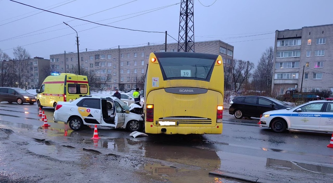 Попавший в жуткую аварию с автобусом таксист скончался в больнице Череповца