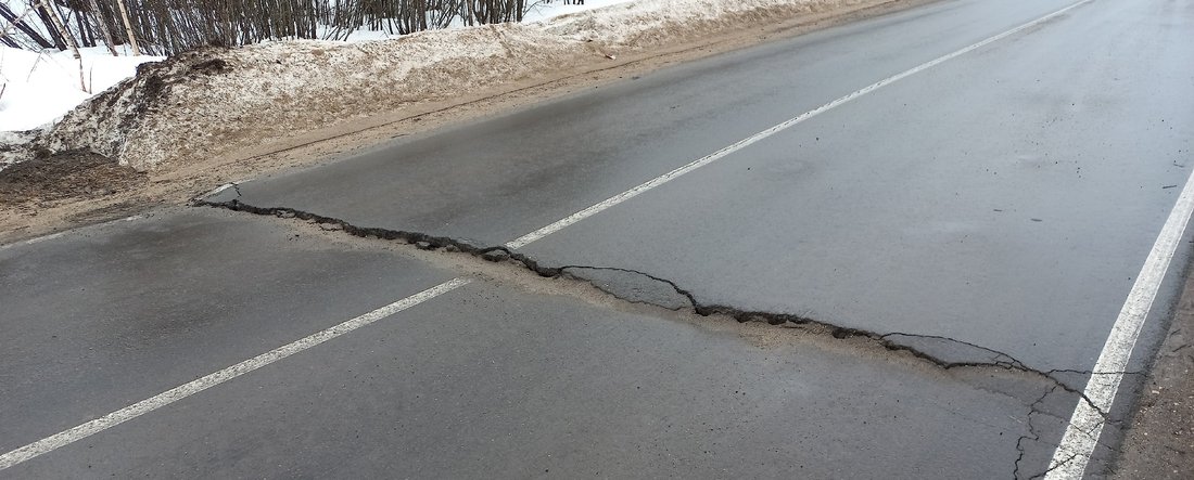 Новая асфальтовая дорога серьёзно просела в районе посёлке Федотово