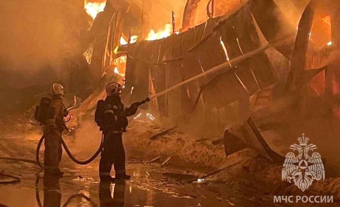 Гараж с крупной техникой сгорел дотла в Междуреченском округе
