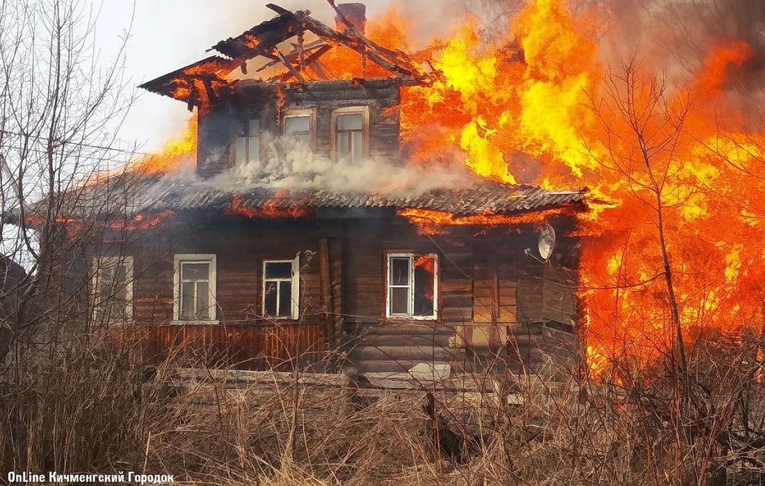 Жилой дом вспыхнул в Кичменгском Городке: погиб мужчина