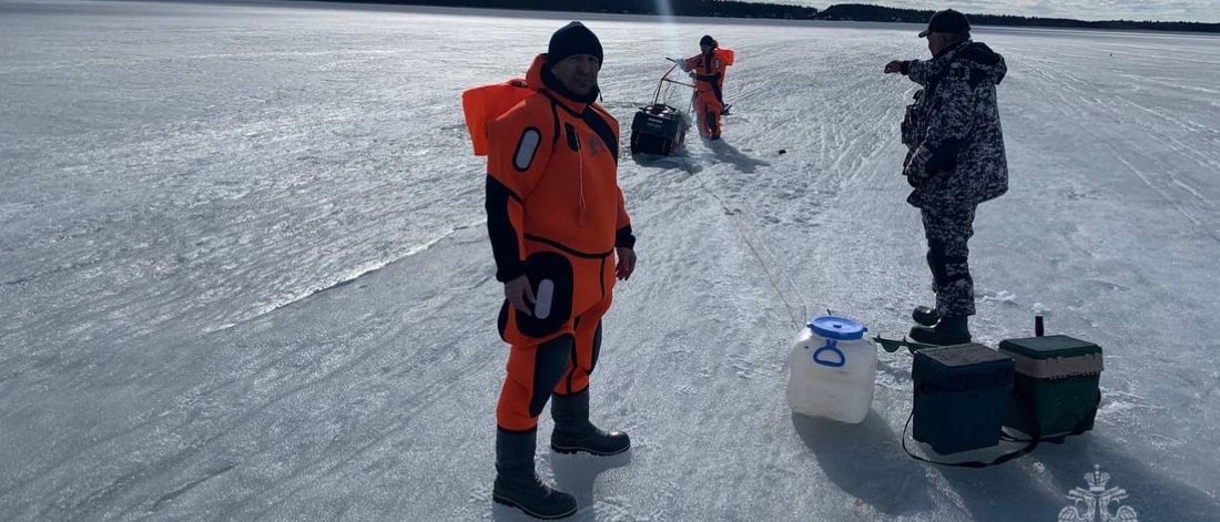 Двое рыбаков провалились под лёд на озере Воже в Кирилловском районе