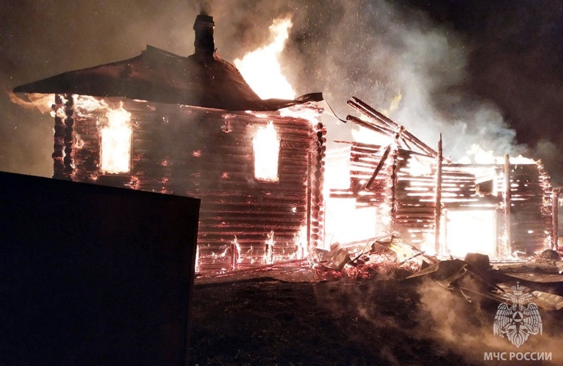 Крупный пожар уничтожил жилой дом под Харовском