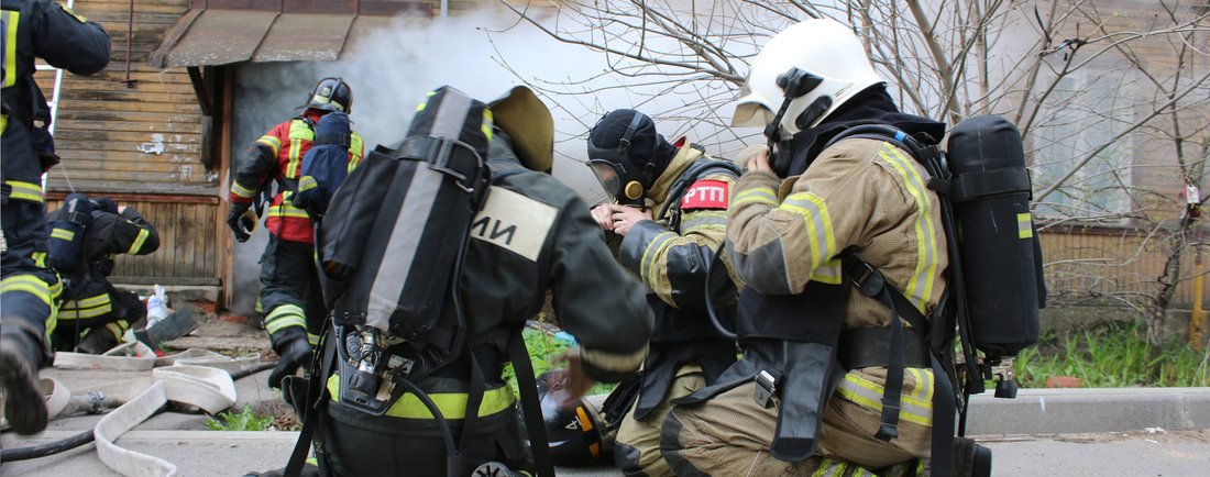 Подъезд в «деревяшке» загорелся в Вологде: спасены 2 человека