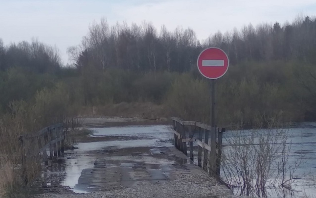 В Сокольском округе затопило мост через реку Большой Пучкас