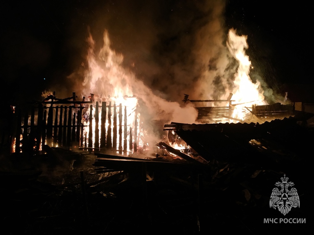 Три пенсионера остались без крыши над головой из-за ночного пожара в Харовске