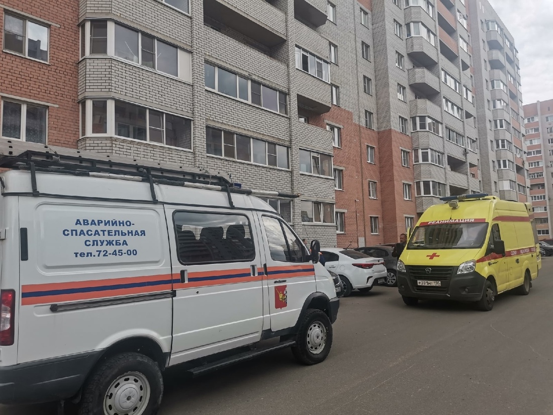 20-летняя девушка выпала из окна многоэтажки в Вологде