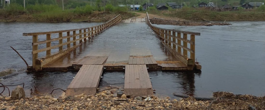 Мост через реку Кема частично затопило в Вашкинском районе