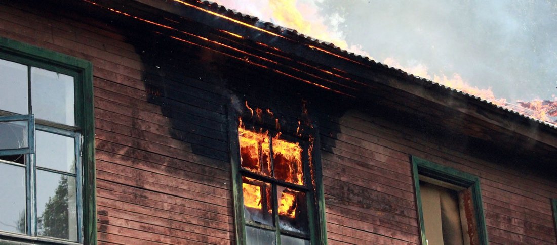 Мужчина едва не сгорел на собственной даче в Вологде