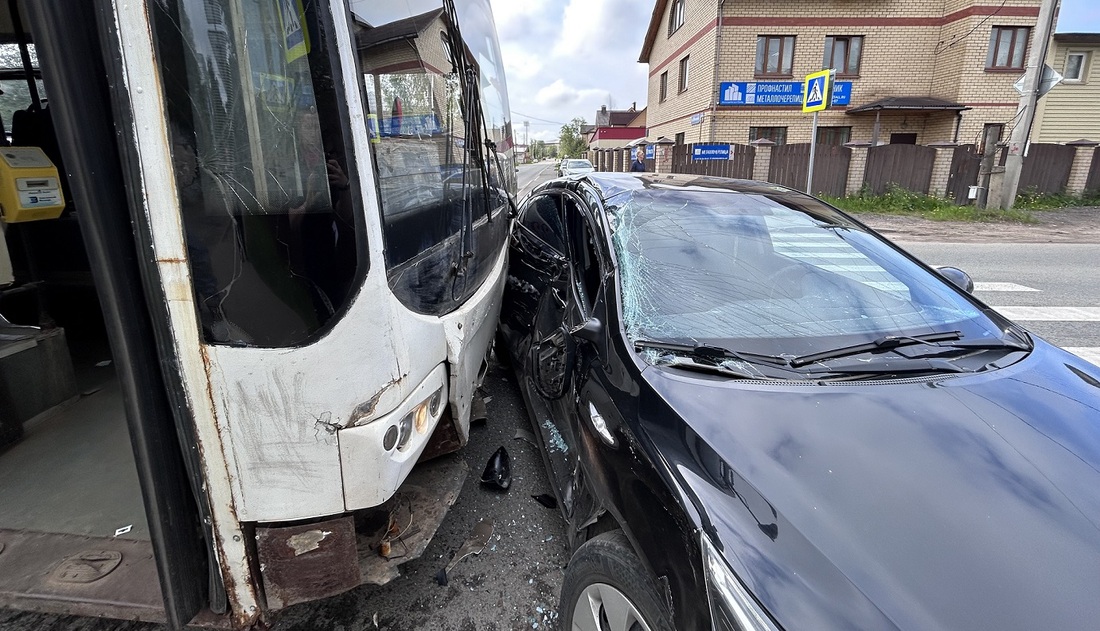 Трое пассажиров оказались в больнице после столкновения автобуса с «легковушкой» в Вологде