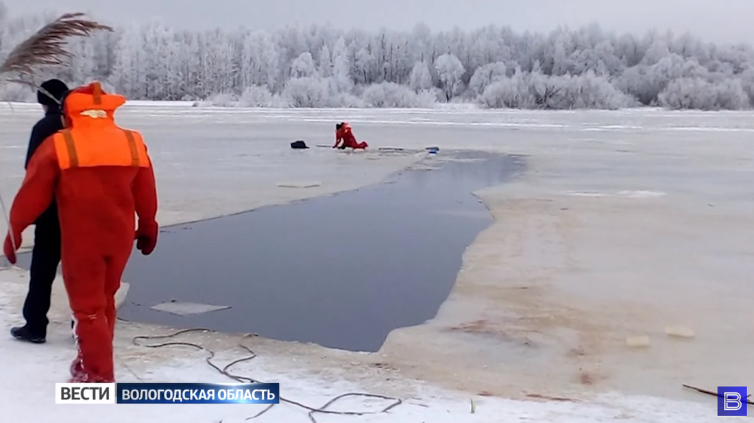 Трое вашкинских рыбаков провалились на снегоходе под лёд