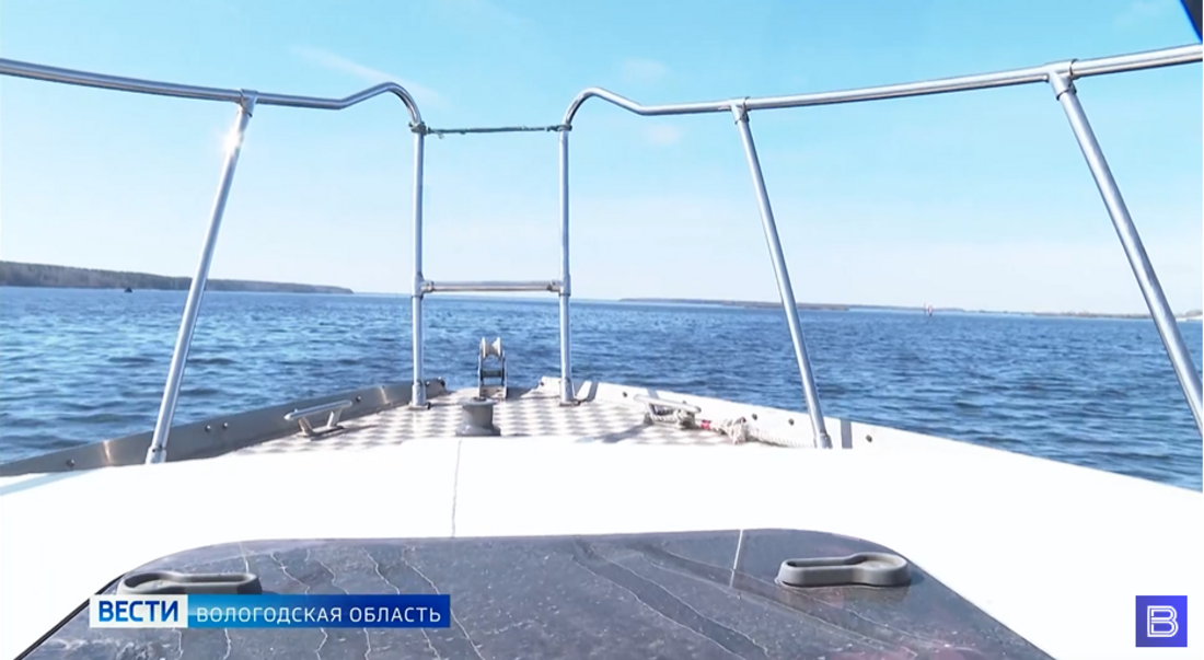 В Череповецком районе ветер перевернул резиновую лодку с рыбаком