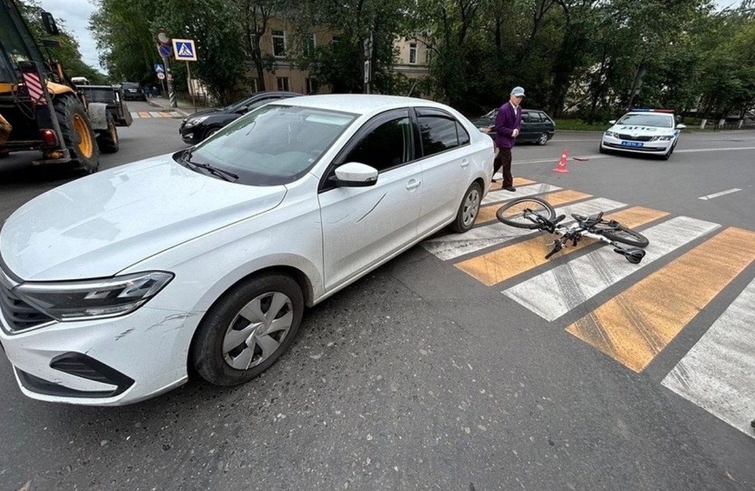 Иномарка сбила подростка с велосипедом на пешеходном переходе в Вологде