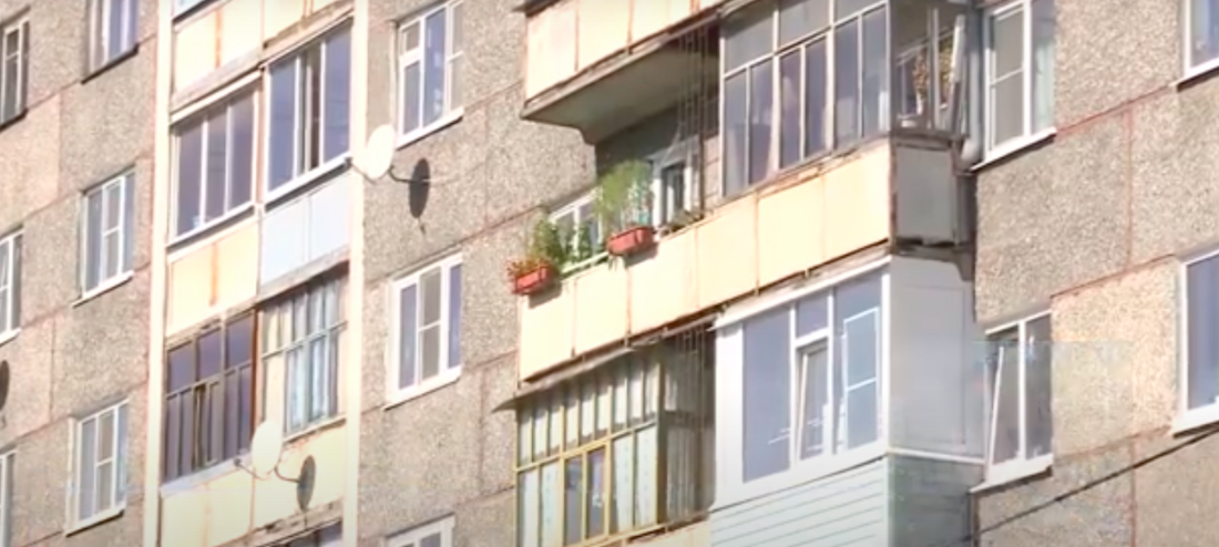 Из-за халатности коммунальщиков в квартире жительницы посёлка Кипелово постоянно намокали стены