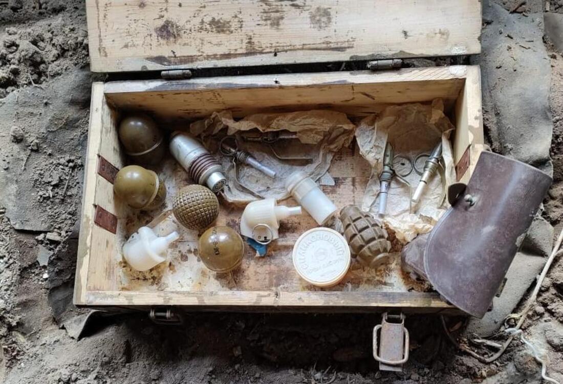 Старые разбор. Коробка для гранатов. Старые снаряды для поделок сувениры Донбасса.