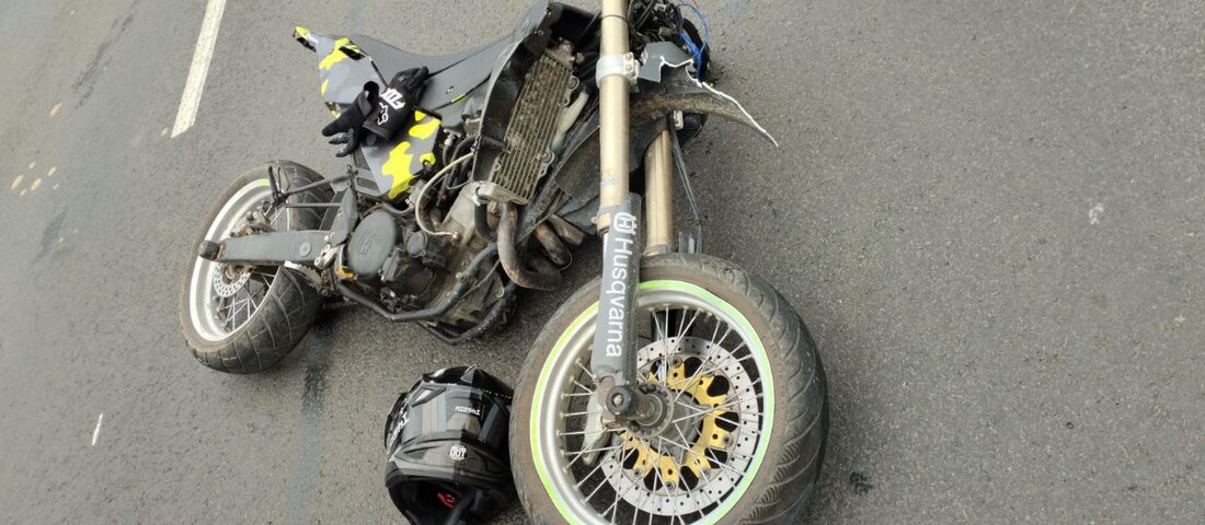 22-летний мотоциклист на скорости протаранил стойку с дорожными знаками в Череповце