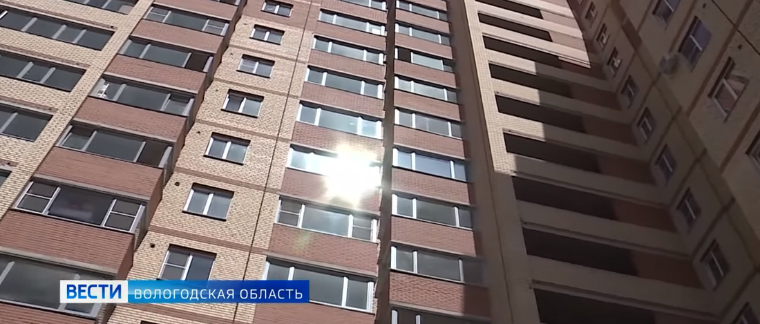 В Соколе пенсионерка выпала из окна многоквартирного дома