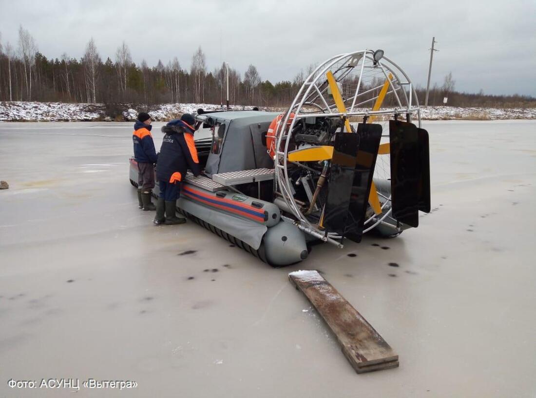 В Белозерском районе снегоход с рыбаками провалился под лёд