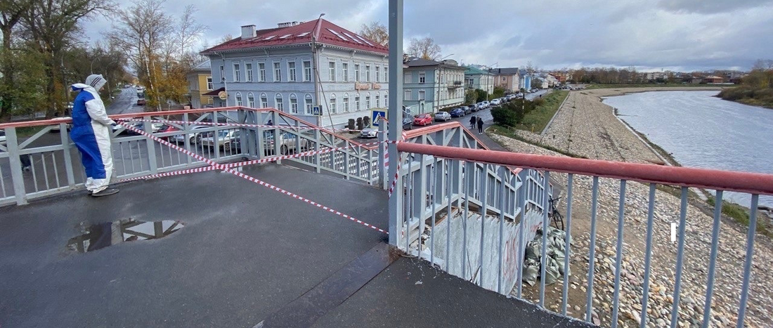 На пешеходном мосту через реку Вологда начался ремонт лестничных сходов