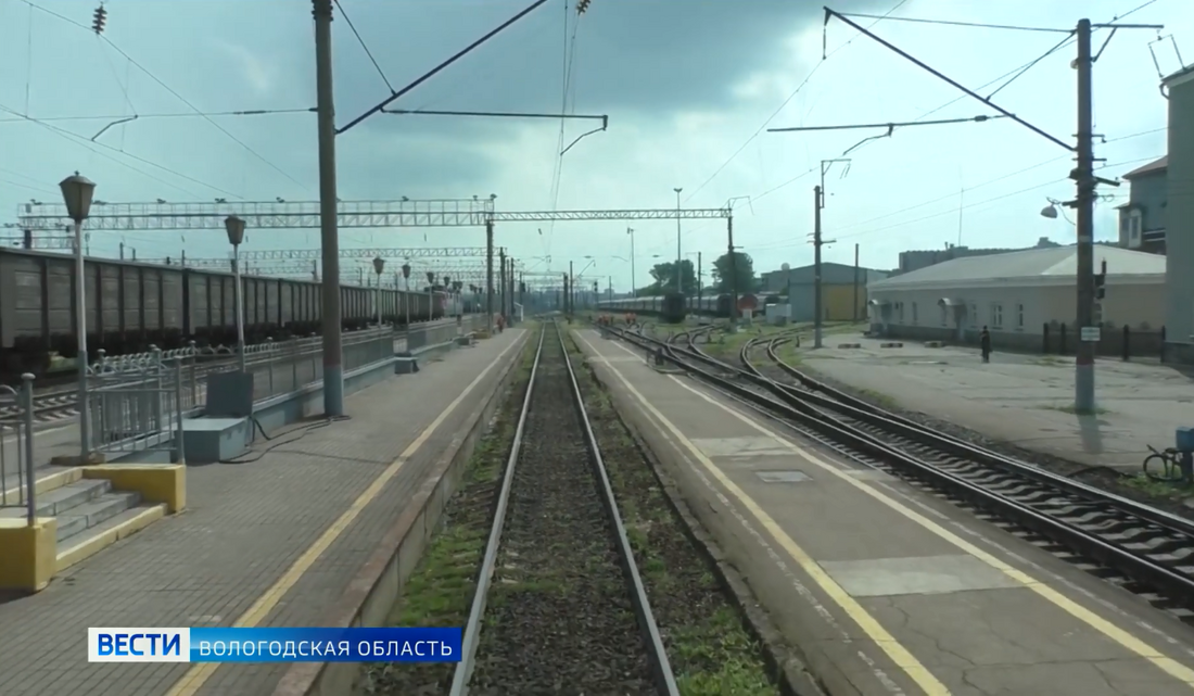Безопасное расстояние: в Вологде на ЖД вокзале рассаживают пассажиров