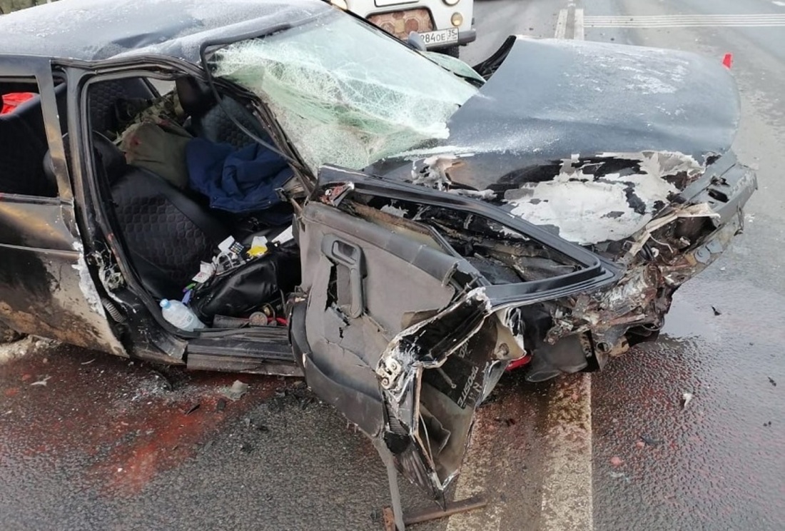 Четыре человека пострадали в жёстком столкновении трёх машин под Шексной
