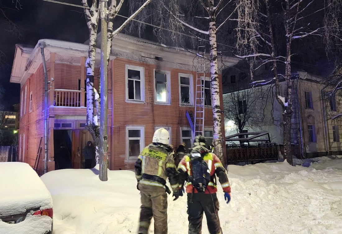 Пожилая женщина с внучкой оказались в больнице после пожара в жилом доме в Вологде