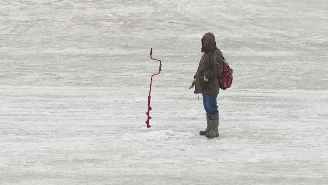 Двое рыбаков провалились под лёд на Рыбинском водохранилище
