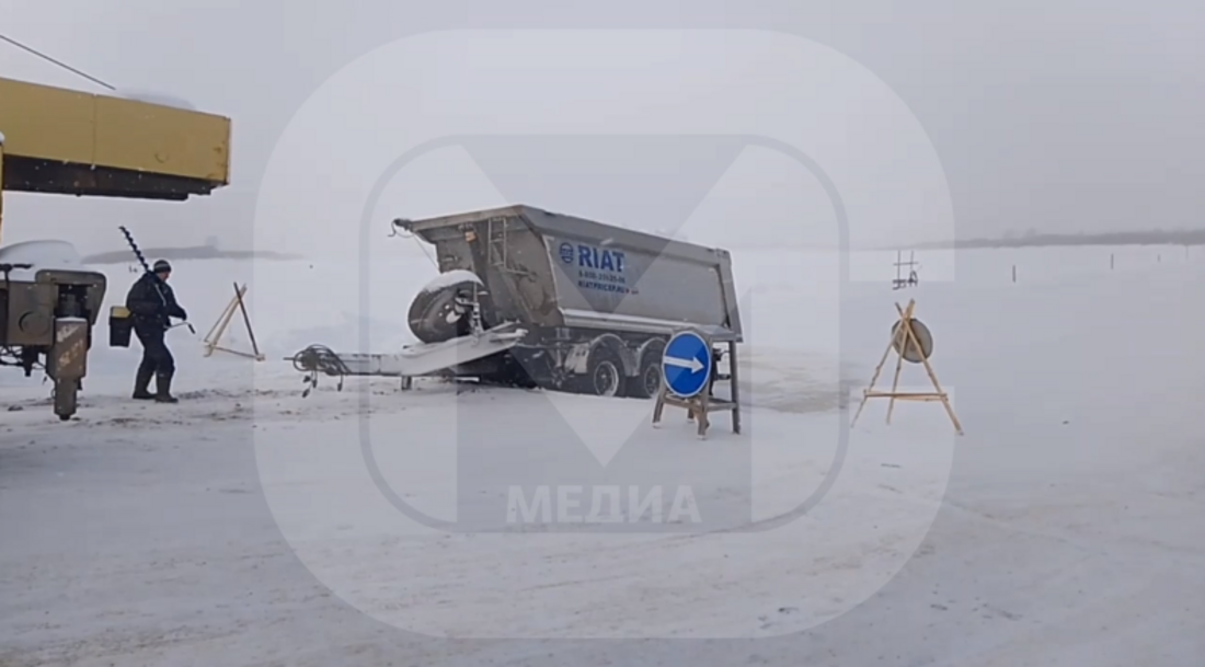 Многотонный грузовик с прицепом провалился на ледовой переправе под Великим Устюгом