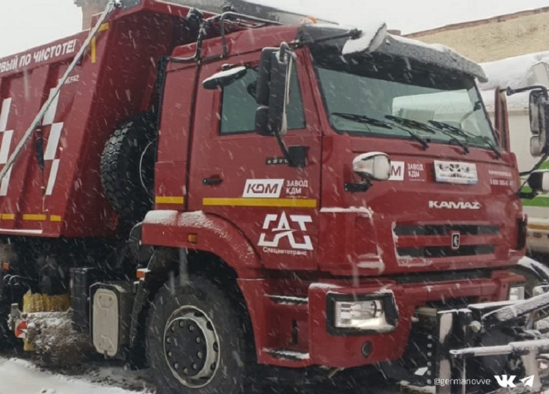 Сразу шесть новых грузовых спецмашин выйдут для уборки снега в Череповце
