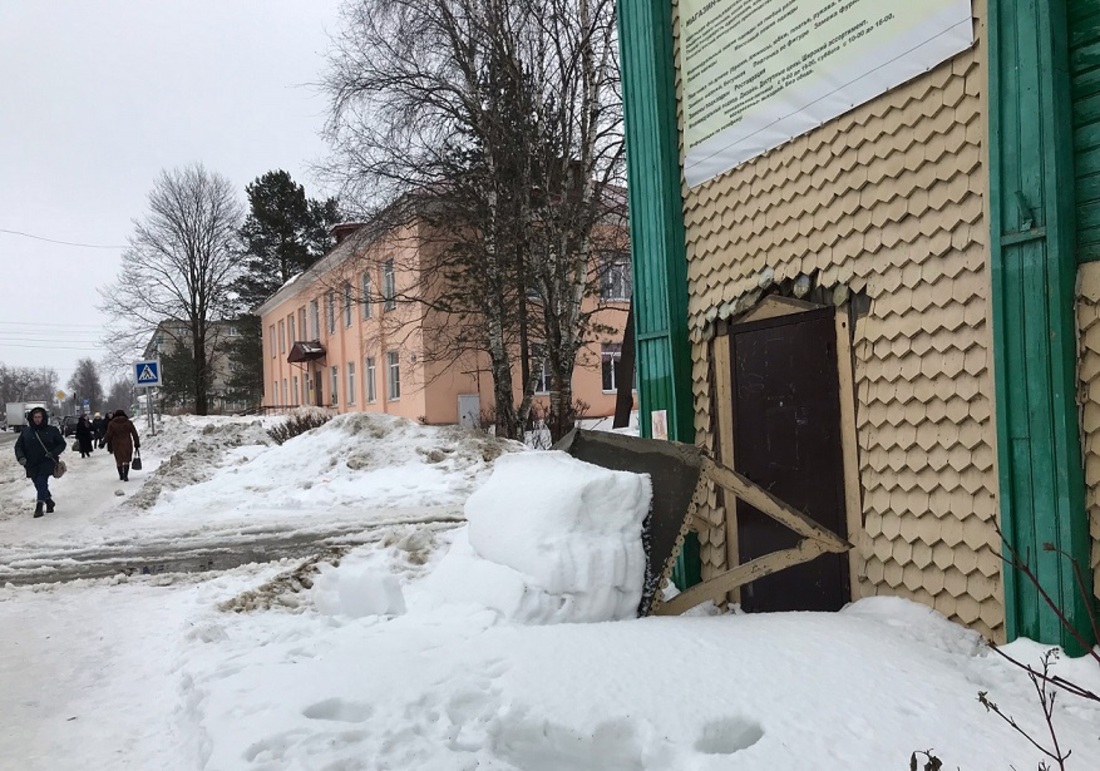В здании Детско-юношеского центра в Белозерске рухнул козырёк