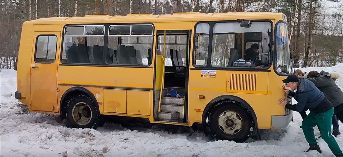 Школьникам и педагогам пришлось самостоятельно выталкивать служебный автобус под Устюжной