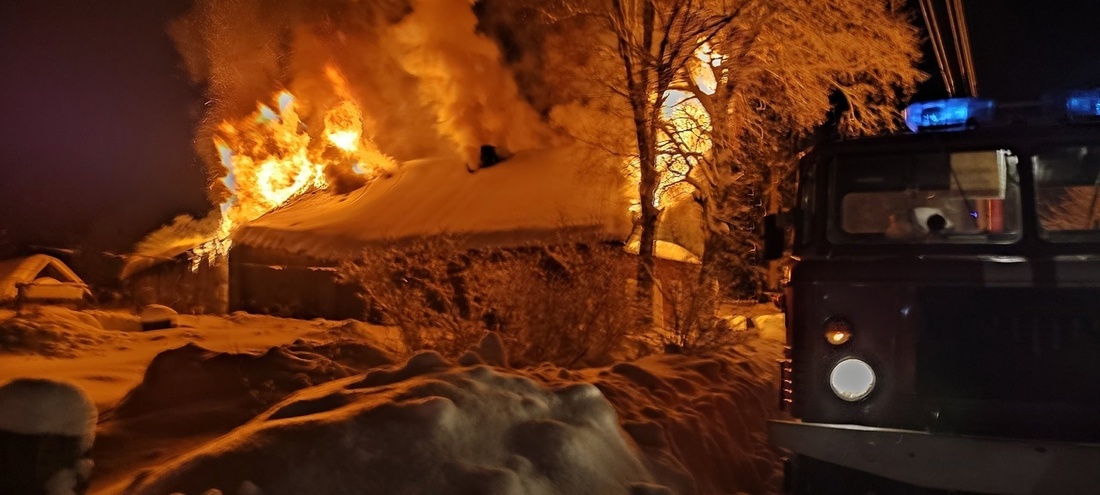 Пожилая пара спаслась из горящего дома под Вожегой