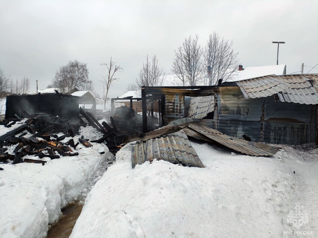 Семья из 6 шекснинцев осталась без крова из-за пожара в бане