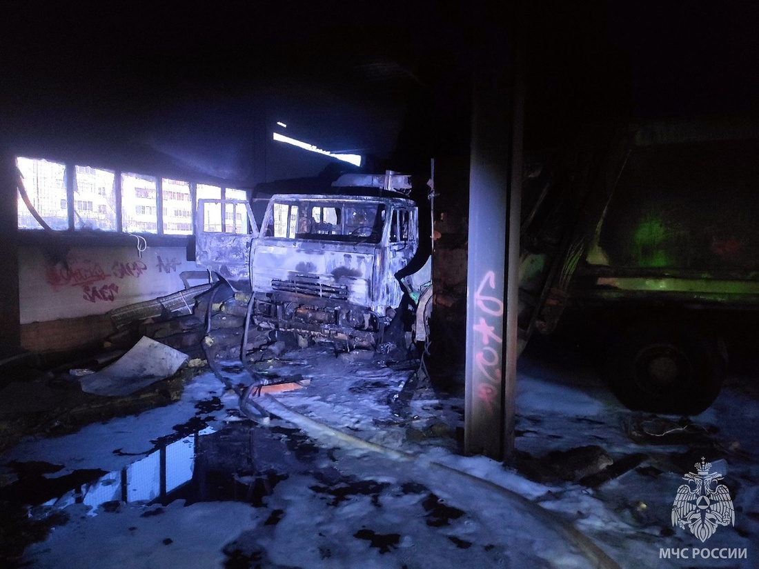 Неизвестные спалили в Череповце гаражный бокс с тремя «КамАЗами»