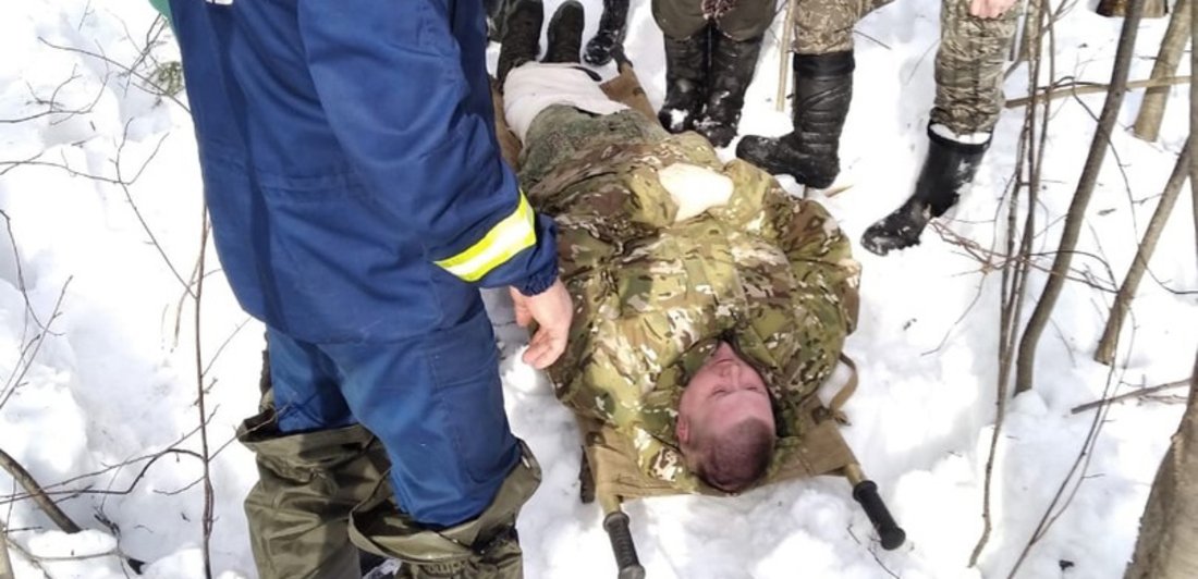 Великоустюгские спасатели помогли мужчине, попавшему в снежный «капкан»