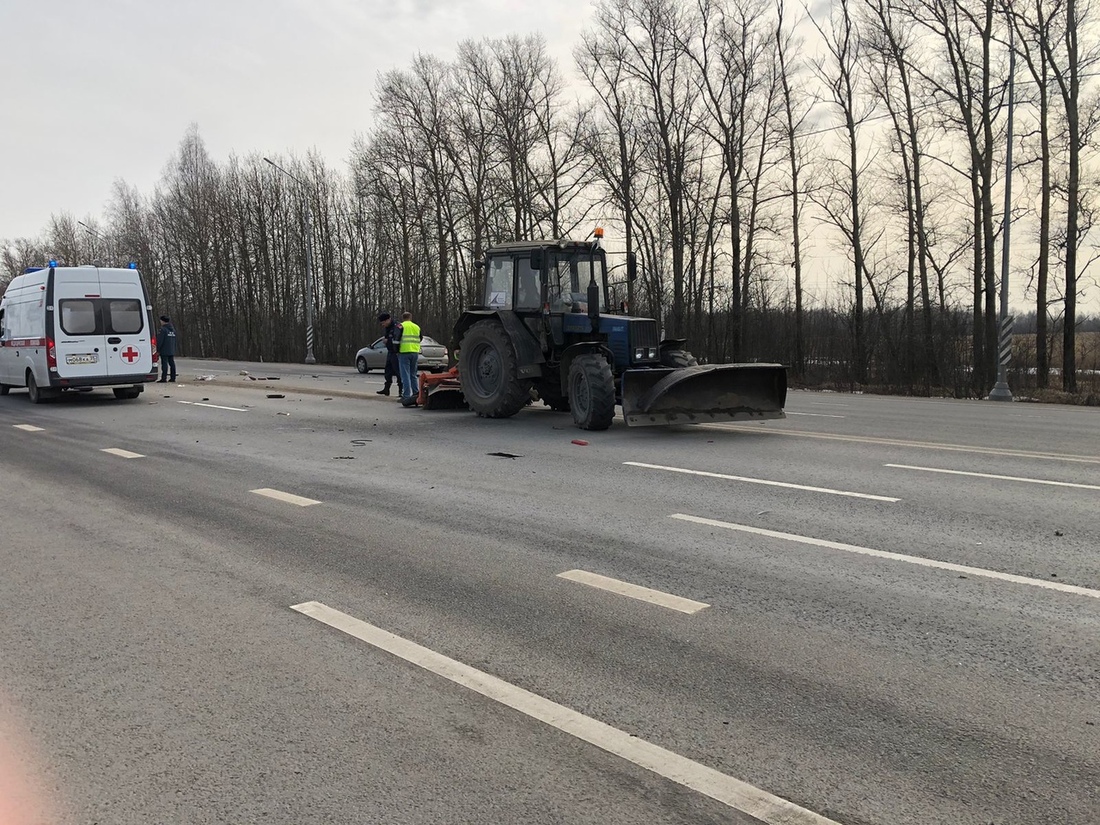 Торопливый водитель «ВАЗа» въехал в трактор под Вологдой: есть пострадавшие