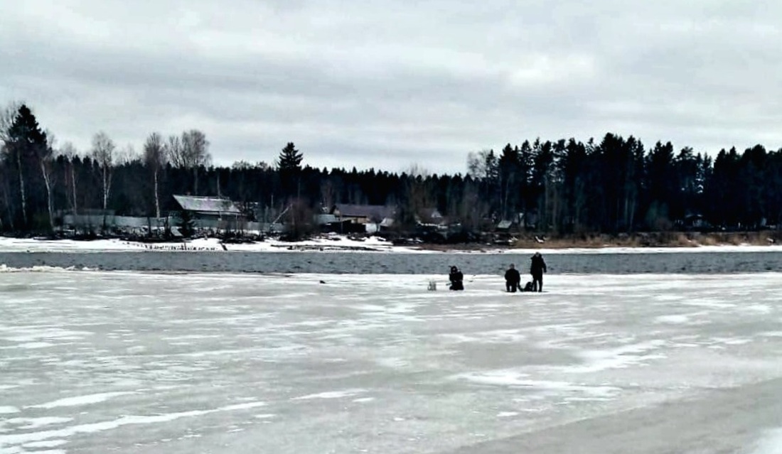 Трое рыбаков едва не погибли, оказавшись на дрейфующей льдине в Рыбинском водохранилище