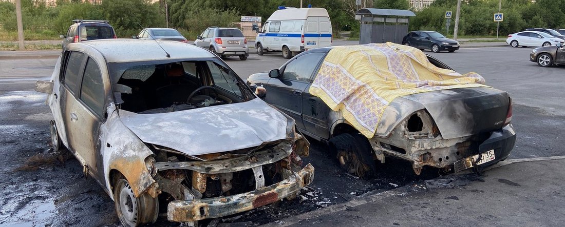 Поджигатель спалил три автомобиля в одном из дворов Вологды