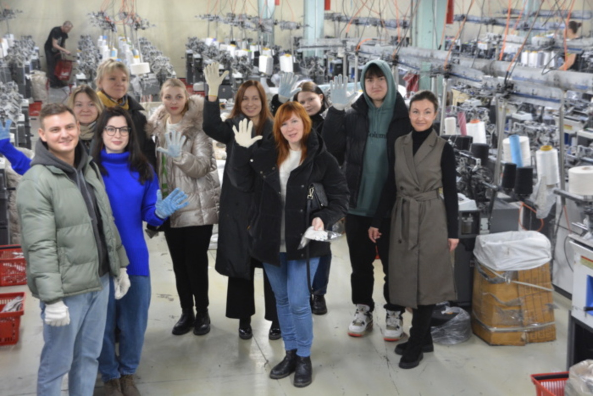 Группе экспертов по индустриальному туризму в Иванове показали, как вяжут рабочие перчатки