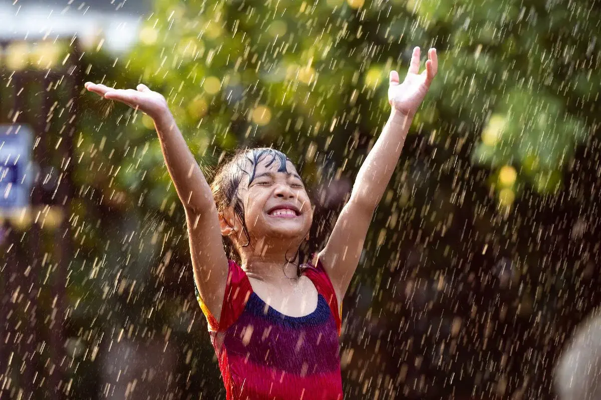 Жители радуются. Счастливые дети под дождем. Радость под дождем. Радостный дождь. Девушка радуется дождю.