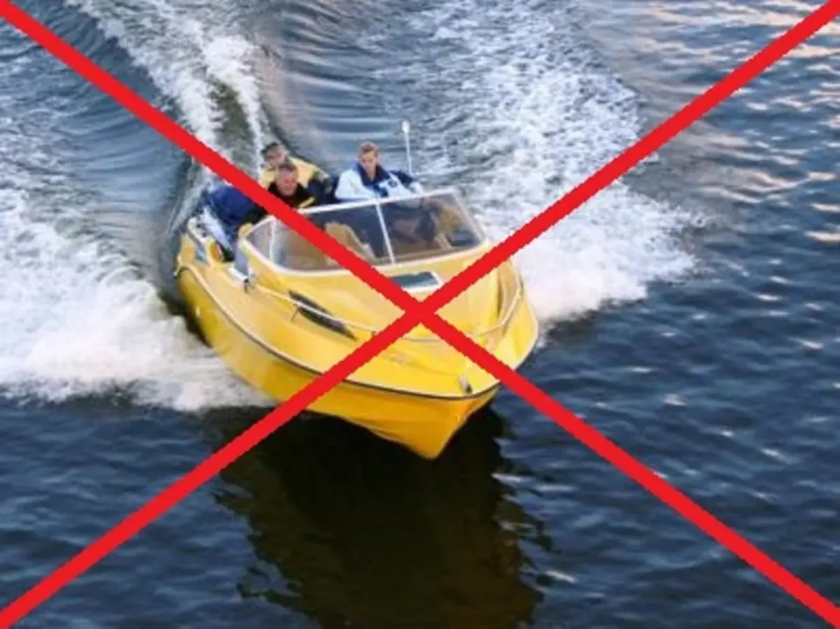 Запрет плавать на лодке. Навигация маломерных судов. Маломерные моторные суда. Запрет моторных лодок. Запрет маломерных судов.