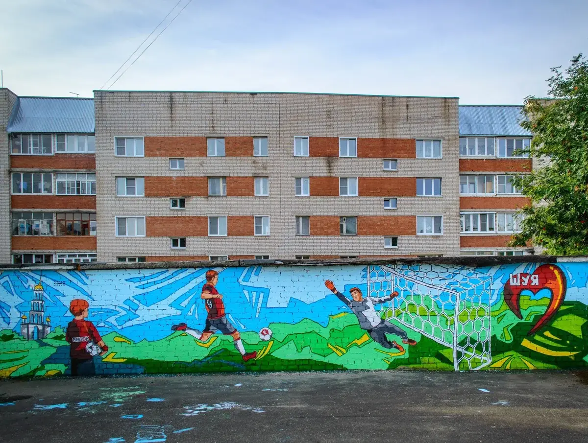 На стадионе Спартак в Шуе появилось граффити с футболистами