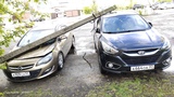 В Иванове столб упал на припаркованные автомобили