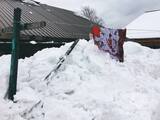 В Лухе на женщину с крыши частного дома обрушился снег